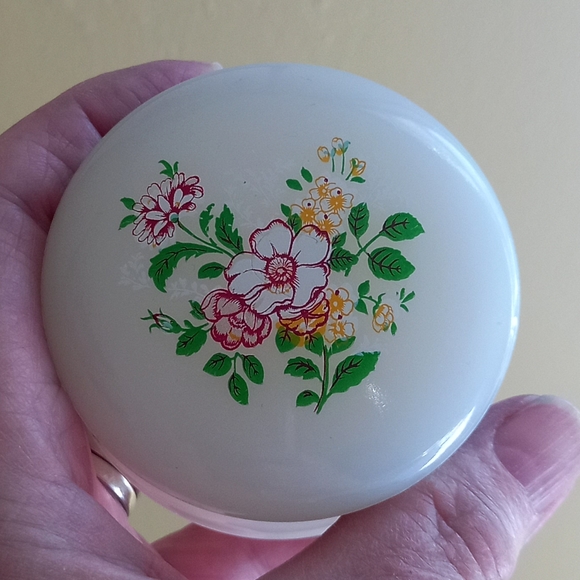 Vintage clamshell trinket box - Picture 7 of 13